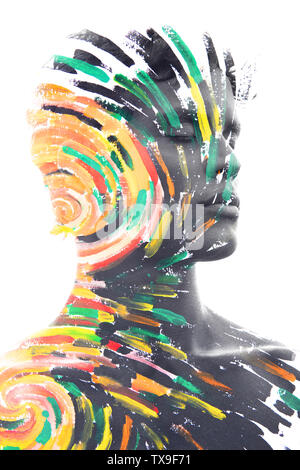 Paintography. Doppia esposizione di fotografia portrait combinati con colorati dipinto a mano opere d'arte. Foto Stock