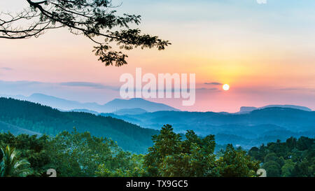 Al tramonto nelle montagne di Kandy, centro dello Sri Lanka, ho alloggiato al picco Hotel in Kandy montagne che di sera. Non appena ho abbandonato il mio bagaglio e camminato fuori della camera, la bellezza del tramonto è apparso davanti a me. Foto Stock