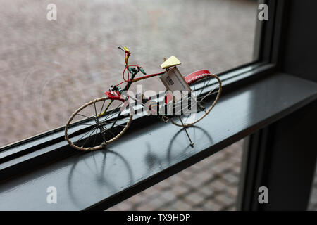 Bici in miniatura il museum shop davanzale a Helsinki in Finlandia Foto Stock