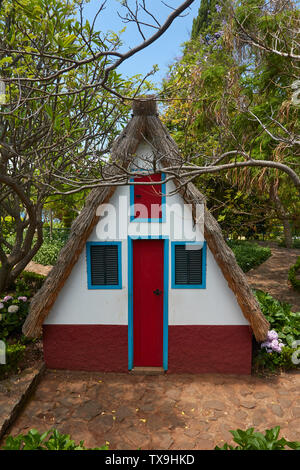 Madeira storico 'A' incorniciato case in Funchal Botanic Gardens, Funchal, Madeira, Portogallo Foto Stock