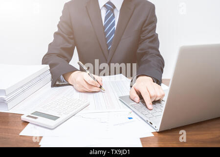 Imprenditore maschio utilizzando computer accounting Foto Stock