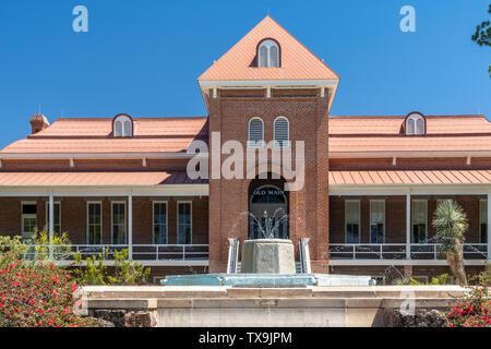 TUCSON, AZ/STATI UNITI D'America - 11 Aprile 2019: il vecchio principali sul campus della University of Arizona. Foto Stock