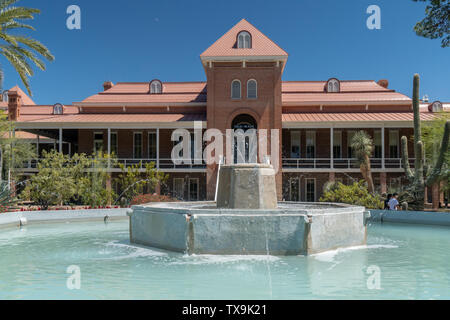 TUCSON, AZ/STATI UNITI D'America - 11 Aprile 2019: il vecchio principali sul campus della University of Arizona. Foto Stock