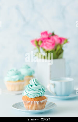 Pastello blu banner verticali con tortine decorate, una tazza di caffè con latte e bouquet di rose rosa rétro shabby chic vaso - bella congratula Foto Stock