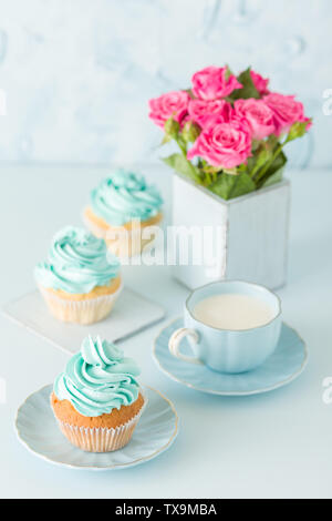 Pastello blu banner verticali con tortine decorate, una tazza di caffè con latte e bouquet di rose rosa rétro shabby chic vaso - bella congratula Foto Stock