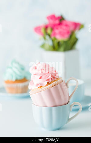 Pastello blu banner decorati con tortine, tazza di caffè con latte e bouquet di rose rosa rétro shabby chic vaso - bella congratulazioni post Foto Stock