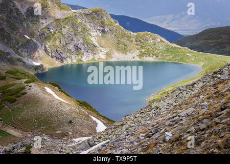 Luce brillante su un paesaggio intorno al lago di Rene per un tour dei sette laghi di Rila sulla salita al famoso picco dei laghi Foto Stock