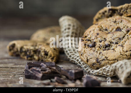 Appena sfornato biscotti al cioccolato su tavola in legno rustico. Biscotti con aggiunta di dolcificanti. Dolci fatti in casa. Foto Stock