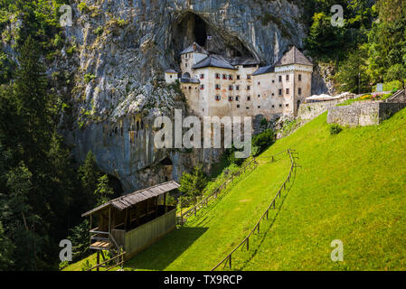 Castello rinascimentale costruita all'interno di Rocky Mountain in Predjama, Slovenia. Famosa località turistica in Europa. Foto Stock