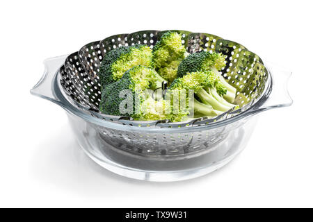 Fresche verdure crude in il cestino per la cottura a vapore. Pronta per la cottura. Foto Stock