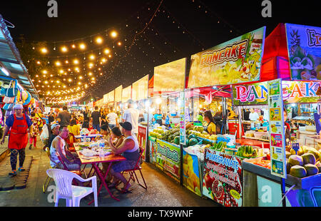 PATONG, Tailandia - 1 Maggio 2019: la linea della cucina di strada bancarelle nel mercato Otop, persone godetevi la cena seduta nella zona all'aperto lungo il vicolo, su Ma Foto Stock