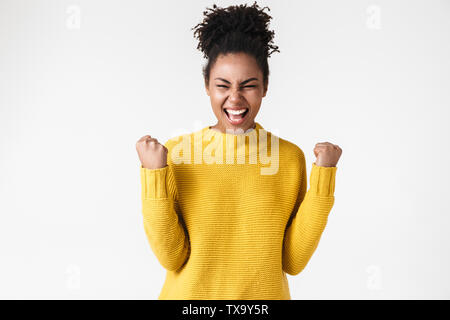 Primo piano immagine di gioiosa americano africano donna sorridente in telecamera con gli occhi chiusi isolate su sfondo bianco Foto Stock
