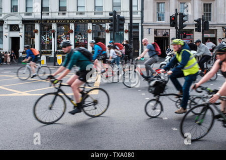 L'Inghilterra,London-Cycling a casa dopo il lavoro. Ora di punta sul London Bridge semaforo- sfocatura del movimento