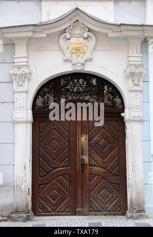 Porta del vecchio quartiere Ebraico Hall a Josefov a Praga Foto Stock