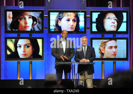 LOS ANGELES, CA. 22 gennaio 2009: Forest Whitaker (sinistra) & Academy Presidente Sid Ganis annunciando la migliore attrice candidature per la 81st Academy Awards al Samuel Goldwyn Theatre presso l'Academy of Motion Picture Arts & Sciences. © 2009 Paul Smith / Featureflash Foto Stock