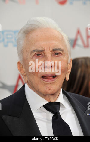 LOS ANGELES, CA. Giugno 11, 2009: Kirk Douglas Alla trentasettesima AFI Life Achievement Award Gala presso Sony Studios di Los Angeles, dove il suo figlio Michael Douglas è stato onorato con il AFI's Life Achievement Award. © 2009 Paul Smith / Featureflash Foto Stock