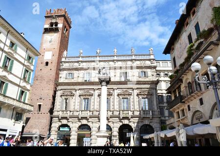 Verona/Italia - 9 Maggio 2015: Piazza delle Erbe a Verona durante il tradizionale mercato di frutta e verdura ore. Foto Stock