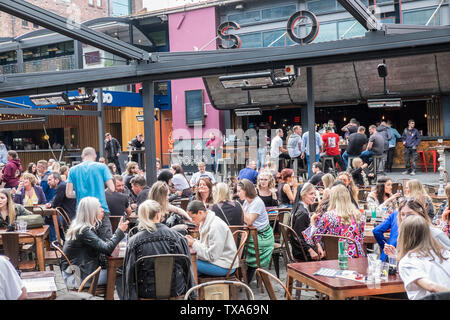 Concert Square,bere,vita notturna,alcol,aperto,bar,space,area,zona,Liverpool,Nord,Nord,città,Merseyside,l'Inghilterra,inglese,GB,Gran Bretagna,British,UK Foto Stock