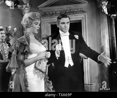 LAURENCE OLIVIER dirigere MARILYN MONROE IL PRINCIPE E LA SHOWGIRL 1957 candide sul set di filmare da play / sceneggiatura di Terence Rattigan Marilyn Monroe Productions / Warner Bros Foto Stock