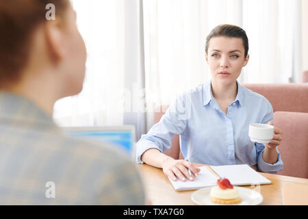 Discutere di affari sulla tazza di caffè Foto Stock