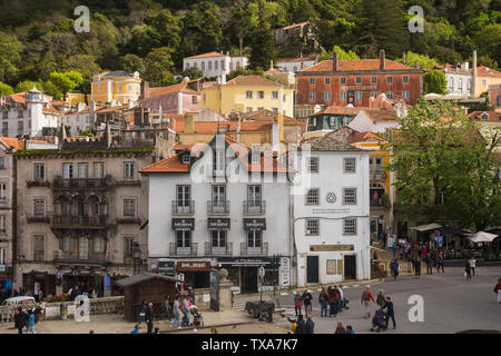 Vista di densamente posizionate colorato old town center edifici presso il sito Patrimonio Mondiale dell'UNESCO di Sintra sulla collina di Serra de Sintra, Portogallo. Foto Stock