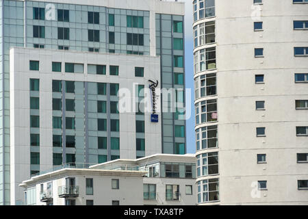 CARDIFF, GALLES - Giugno 2019: Appartamenti in città Altolusso blocco centrale di Cardiff. In backgroud è il Radisson Blu Hotel. Foto Stock