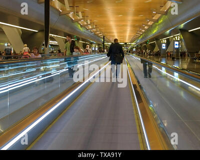 DOHA, QATAR- SETTEMBRE, 27, 2016: viaggiatori utilizzando un tapis roulant nel hamad aeroporto internazionale di Doha Foto Stock