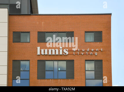 CARDIFF, GALLES - Giugno 2019: segno sulla parte esterna del nuovo Lumus student accommodation edificio nel centro di Cardiff Foto Stock