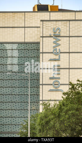 CARDIFF, GALLES - Giugno 2019: segno sulla parte esterna della John Lewis Store in Cardiff City Centre Foto Stock