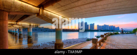 Vista notturna del ponte Guanjiang in Quanzhou Foto Stock