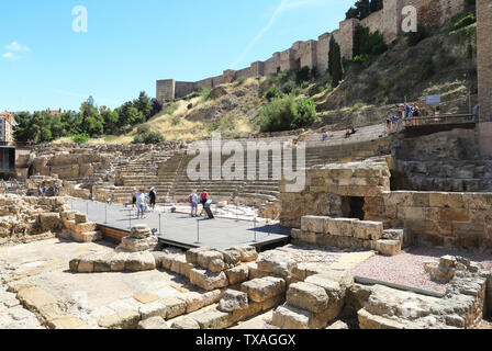 Il teatro romano risalente al I secolo A.C. con la Alcazaba rocca dietro, nel centro storico della città di Malaga, in Spagna, Europa Foto Stock