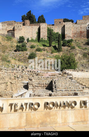 Il teatro romano risalente al I secolo A.C. con la Alcazaba rocca dietro, nel centro storico della città di Malaga, in Spagna, Europa Foto Stock