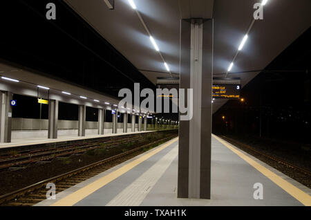 Stazione ferroviaria moderna con molto ben ighted area binari e le vie per il treno struttura moderna recentemente rinnovato Foto Stock