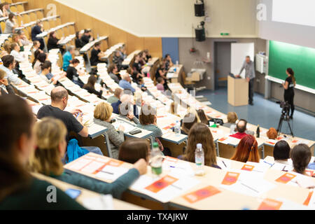 Altoparlante esperto dando un talk a scientifici business conference evento. Foto Stock