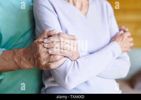 Donna matura in informale per mano del marito amoroso Foto Stock