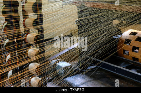 Filatura del cotone presso la Quarry Bank Mill, Styal, Wilmslow, Cheshire, Inghilterra, Regno Unito Foto Stock