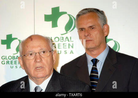 Mikhail Gorbaciov & Los Angeles Mayor James K. Hahn presso l'ottava edizione del Green Cross Millennium Awards al St. Regis Hotel in Los Angeles, CA. La manifestazione ha avuto luogo il mercoledì, 24 marzo 2004. Foto di: SBM / PictureLux - Riferimento File # 33790-4005SMBPLX Foto Stock