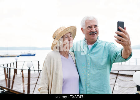 Allegro senior il marito e la moglie rendendo selfie Foto Stock