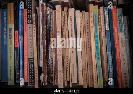 Una fila di rotture di vecchi libri di Panjiayuan parsimonia antico mercato. Foto Stock
