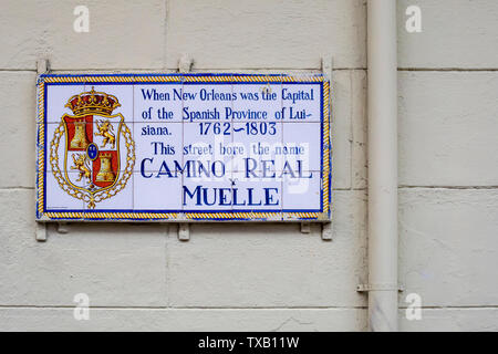 New Orleans, Louisiana - una lapide posta nel Quartiere Francese che mostra il nome di una strada quando lo spagnolo ha governato la Louisiana: Camino Real y El Muelle, o Royal Ro Foto Stock