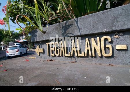 Ubud, Bali, Indonesia - 15 Maggio 2019 : chiudere l immagine dell'iscrizione Tegalalang situato sotto la grande statua di Arjuna a Ubud rotatoria nel BAL Foto Stock