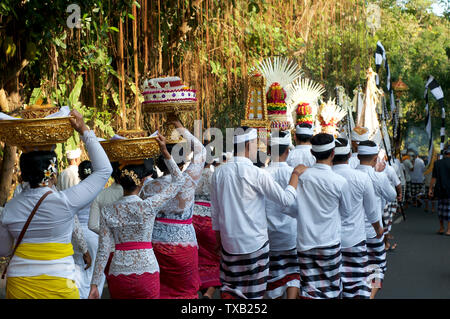 Ubud, Bali, Indonesia - 15 Maggio 2019 : Foto di donne Balinesi e gli uomini camminare durante una cerimonia tradizionale Situato in Ubud, Bali - Indonesia Foto Stock