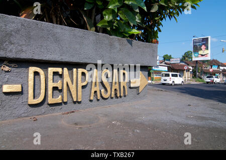 Ubud, Bali, Indonesia - 15 Maggio 2019 : chiudere l immagine di Denpasar iscrizione situato sotto la grande statua di Arjuna a Ubud rotatoria a Bali, Foto Stock