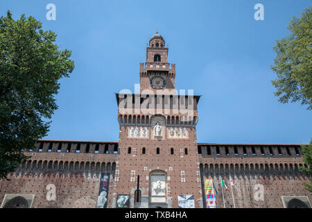 Milano, Italia - 27 Giugno 2018: vista panoramica esterna del Castello Sforzesco (Castello Sforzesco) è a Milano. Fu costruita nel XV secolo da Francia Foto Stock