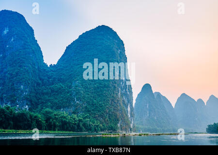 Rilievi carsici paesaggio in Yangshuo, Guilin, Guangxi, Cina Foto Stock