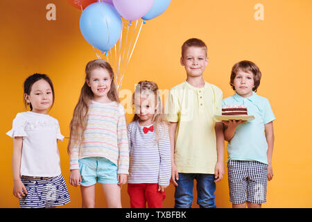 Il gruppo di cinque simpatici ragazzi di compleanno in informale Foto Stock