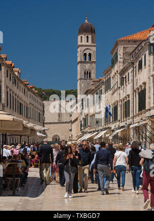 La folla di turisti nella città vecchia di Dubrovnik in Croazia Foto Stock