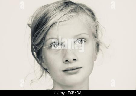 Ritratto di una giovane ragazza guardando malinconica in bianco e nero Foto Stock