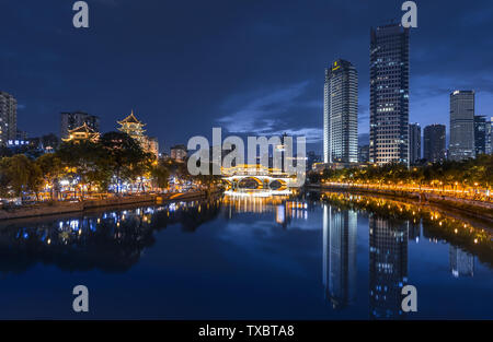 Vista notturna di Chengdu nove occhio ponte ponte di coperta Foto Stock