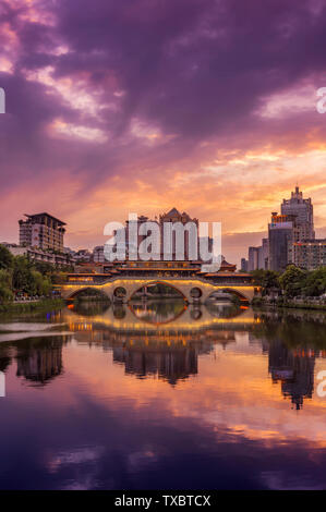 Chengdu nove occhio al tramonto a ponte ponte coperto di immagine verticale Foto Stock